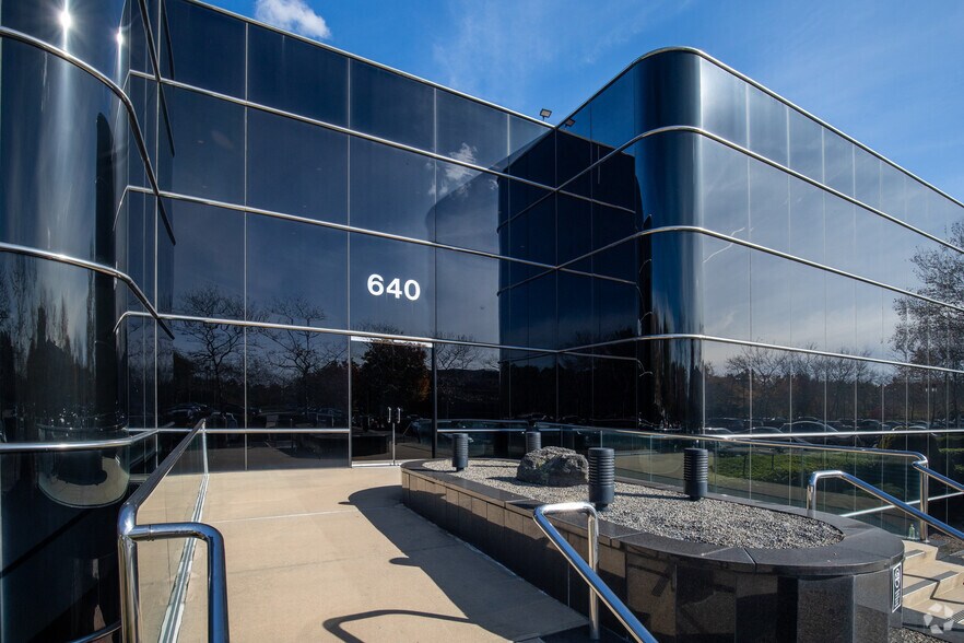 640 Johnson Ave, Bohemia, NY for lease - Building Photo - Image 3 of 6