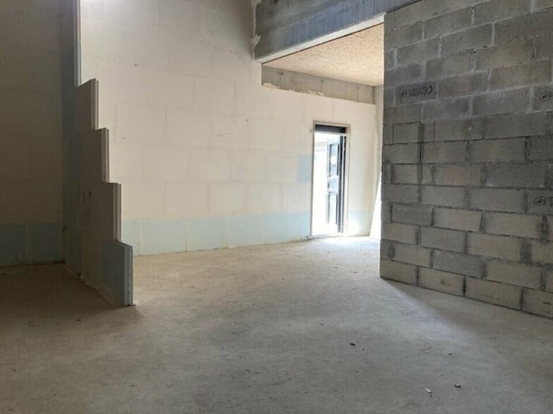 Retail in Noisy-le-Grand for lease - Interior Photo - Image 3 of 8