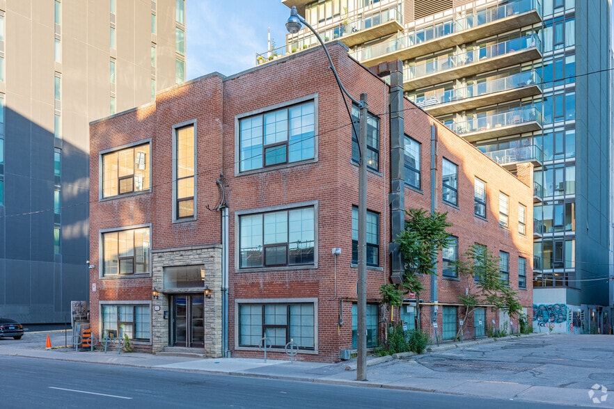 457 Richmond St W, Toronto, ON for lease - Building Photo - Image 1 of 7