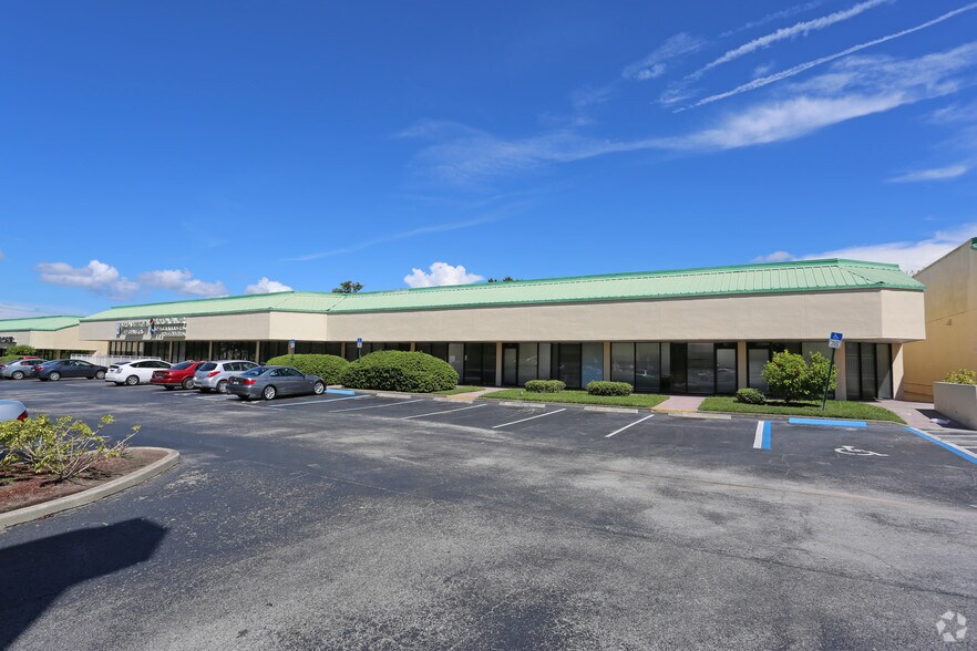 5637-5791 49th St N, Kenneth City, FL à louer - Photo du bâtiment - Image 2 de 8