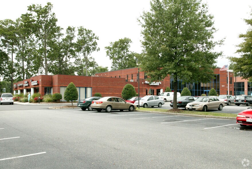 601 Thimble Shoals Blvd, Newport News, VA à louer - Photo du bâtiment - Image 2 de 12