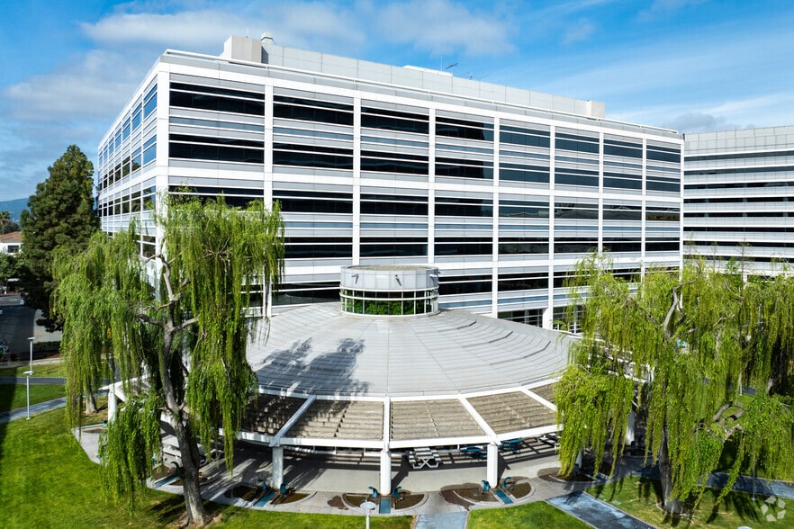 2000 Clayton Rd, Concord, CA à louer - Photo du bâtiment - Image 1 de 7