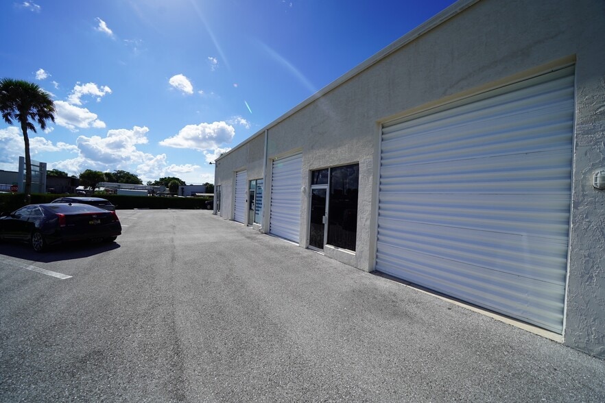 8233 Gator Ln, West Palm Beach, FL for lease - Building Photo - Image 2 of 2