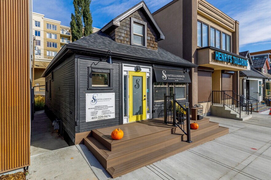 2032 34th Ave SW, Calgary, AB à vendre - Photo du bâtiment - Image 1 de 43