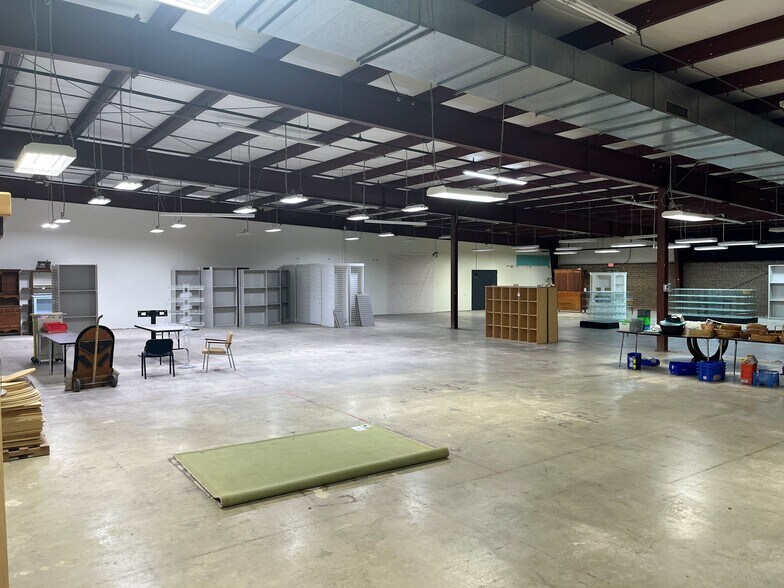 505 Aztec Dr, High Point, NC à vendre - Photo du bâtiment - Image 3 de 12