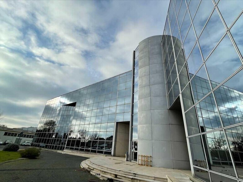 Office in Bègles for lease - Building Photo - Image 2 of 8