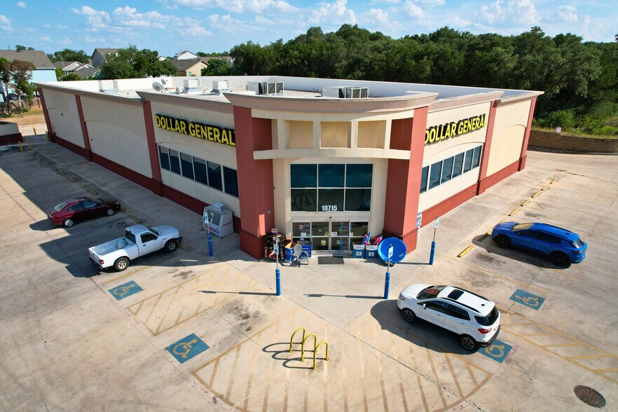 10715 Bandera Rd, San Antonio, TX à vendre - Photo du bâtiment - Image 2 de 5