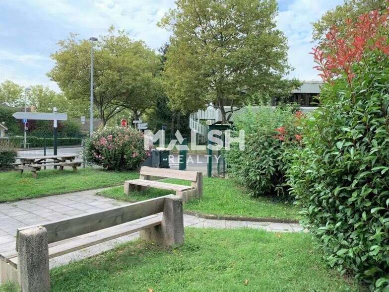 Office in Bron for lease - Building Photo - Image 2 of 12