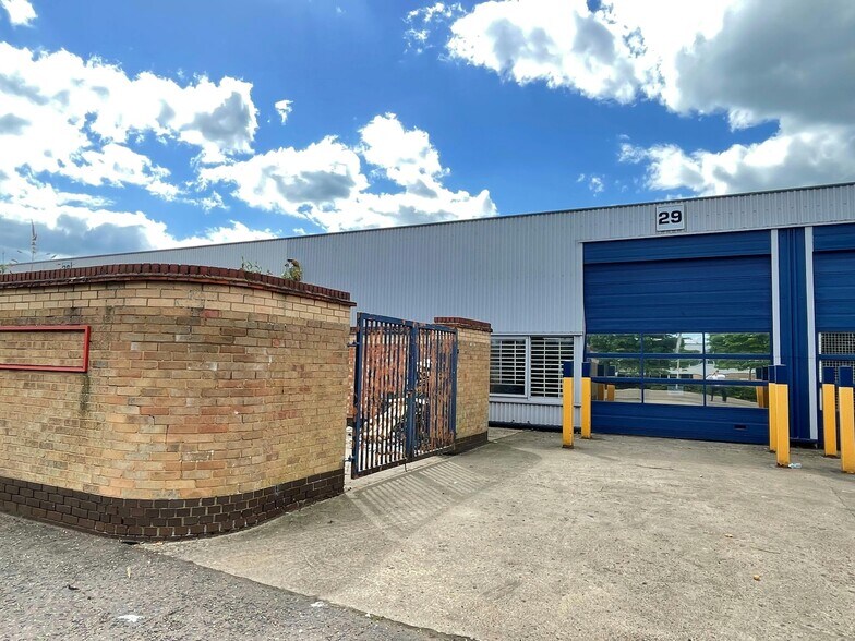 6-10 Stapledon Rd, Peterborough à louer - Photo du bâtiment - Image 3 de 5