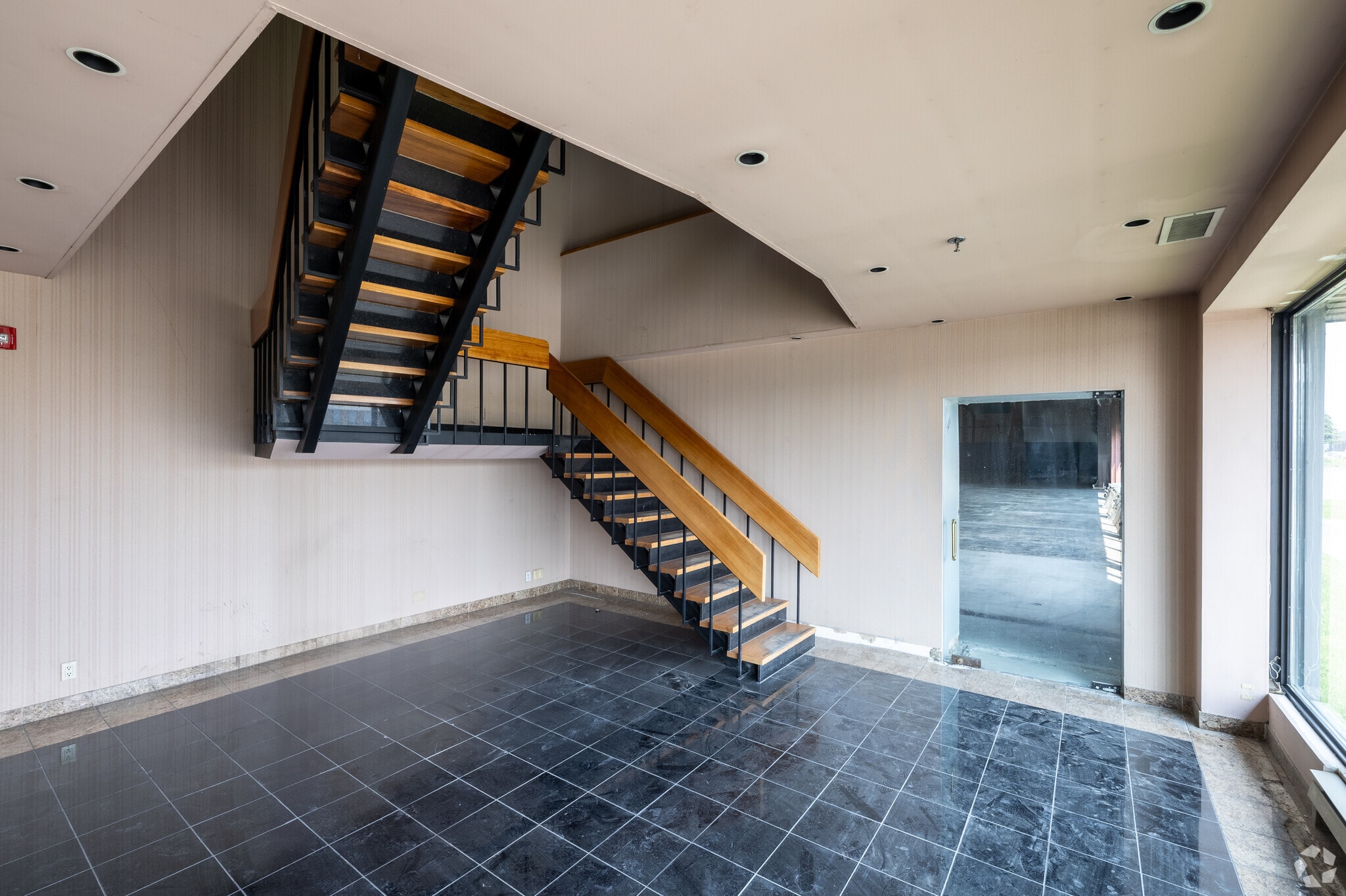 2000 Rue Halpern, Montréal, QC à louer Photo intérieure- Image 1 de 11