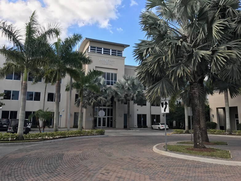 8765 SW 165th Ave, Miami, FL à louer - Photo du bâtiment - Image 3 de 10