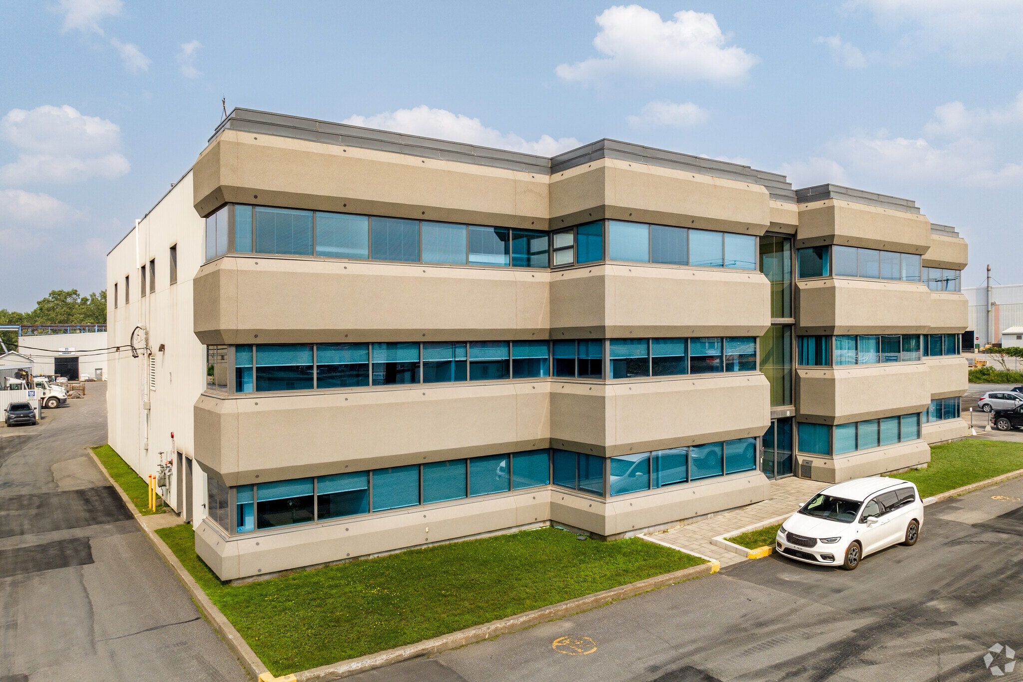 2285 Av Francis-Hughes, Laval, QC for lease Primary Photo- Image 1 of 11