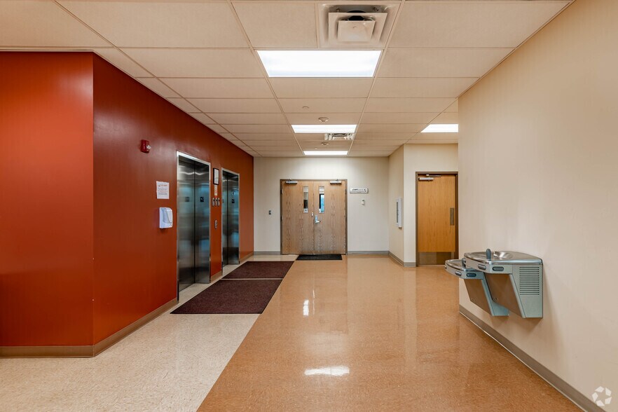 5000 NASA Blvd, Fairmont, WV à louer - Hall d’entrée - Image 3 de 15