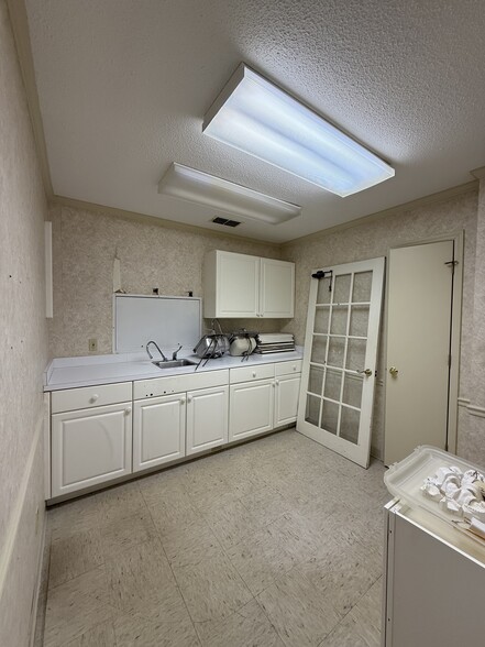 1377 E Garrison Blvd, Gastonia, NC for lease - Building Photo - Image 3 of 22