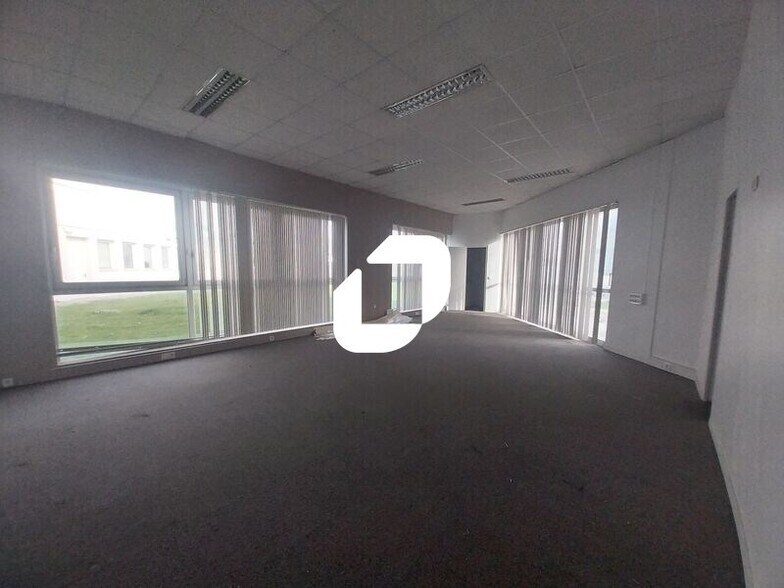 Office in Les Essarts-le-Roi for lease - Interior Photo - Image 2 of 9