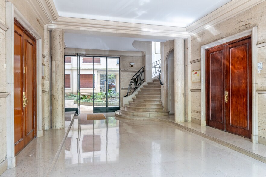 15 Boulevard Flandrin, Paris à louer - Photo du bâtiment - Image 3 de 16