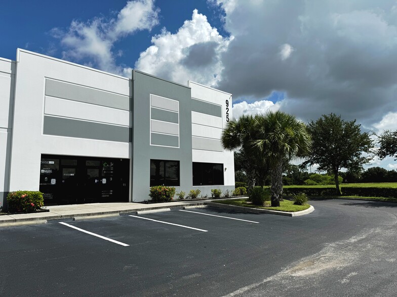 925 E Industrial Cir, Cape Coral, FL for lease - Building Photo - Image 1 of 2