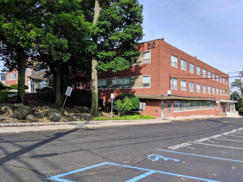 190-210 Sylvan Ave, Englewood Cliffs, NJ à louer - Photo du bâtiment - Image 3 de 4