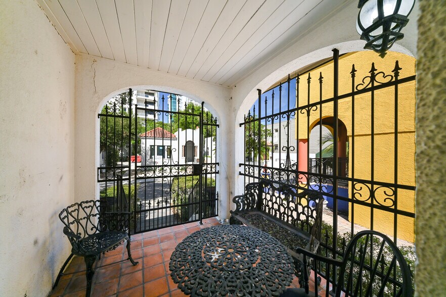 411 Burns Ct, Sarasota, FL à vendre - Photo du bâtiment - Image 2 de 19