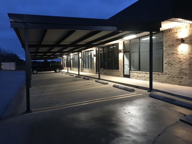 210 FM 2001, Buda, TX à louer - Photo du bâtiment - Image 3 de 10