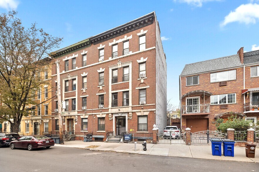 3280 30th St, Astoria, NY à vendre - Photo du bâtiment - Image 3 de 9