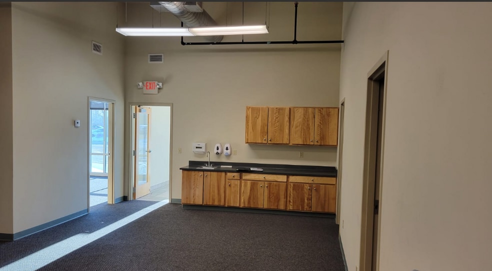 620 E Green Bay Ave, Saukville, WI for lease - Building Photo - Image 3 of 9