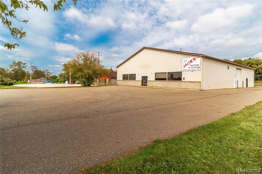 1567 Imlay City Rd, Lapeer, MI for lease - Building Photo - Image 2 of 15