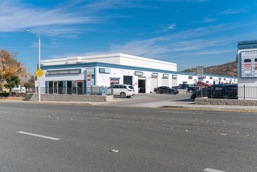 26536 Ruether Ave, Santa Clarita, CA à louer - Photo du bâtiment - Image 2 de 10