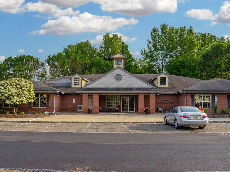 23 Barbour Pond Dr, Wayne, NJ à vendre - Photo du bâtiment - Image 2 de 7