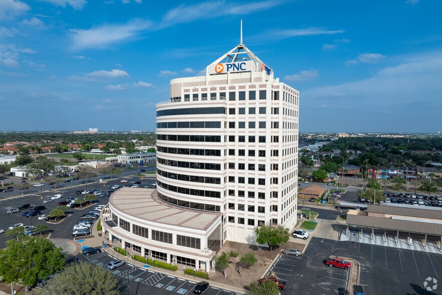 3900 N 10th St, McAllen, TX à louer - Photo principale - Image 2 de 5