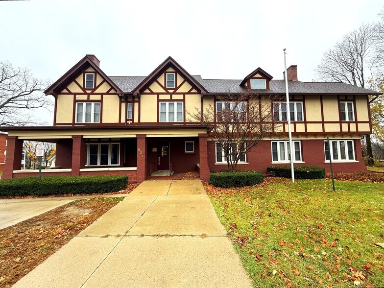 621 W Oliver St, Owosso, MI à louer - Photo du bâtiment - Image 1 de 14