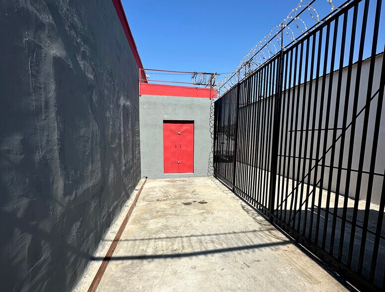 3361 Union Pacific Ave, Los Angeles, CA à vendre - Photo du bâtiment - Image 2 de 9