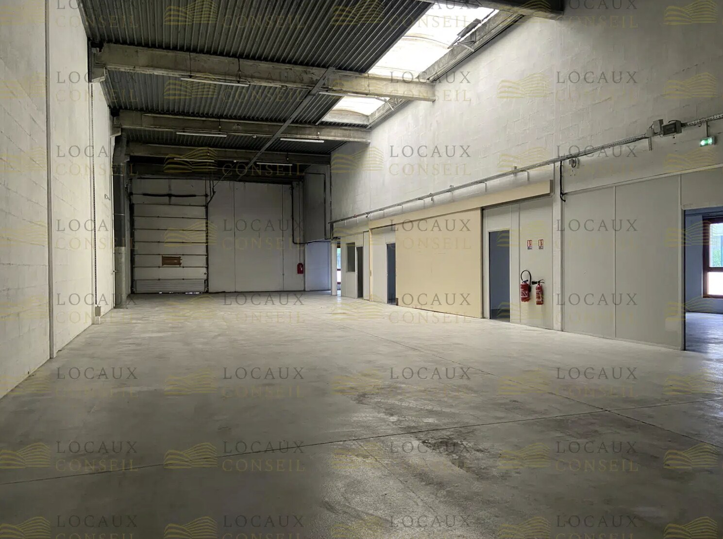 Flex in Éragny for lease Interior Photo- Image 1 of 5