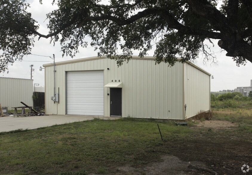 408 E 2nd St, Taylor, TX for lease - Primary Photo - Image 2 of 36