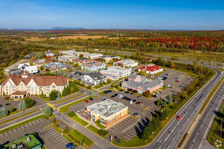 105 Boul Du Carrefour, Bromont, QC à louer - Aérien - Image 2 de 9