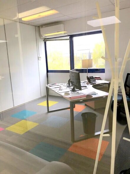 Office in Poissy for lease - Interior Photo - Image 2 of 7