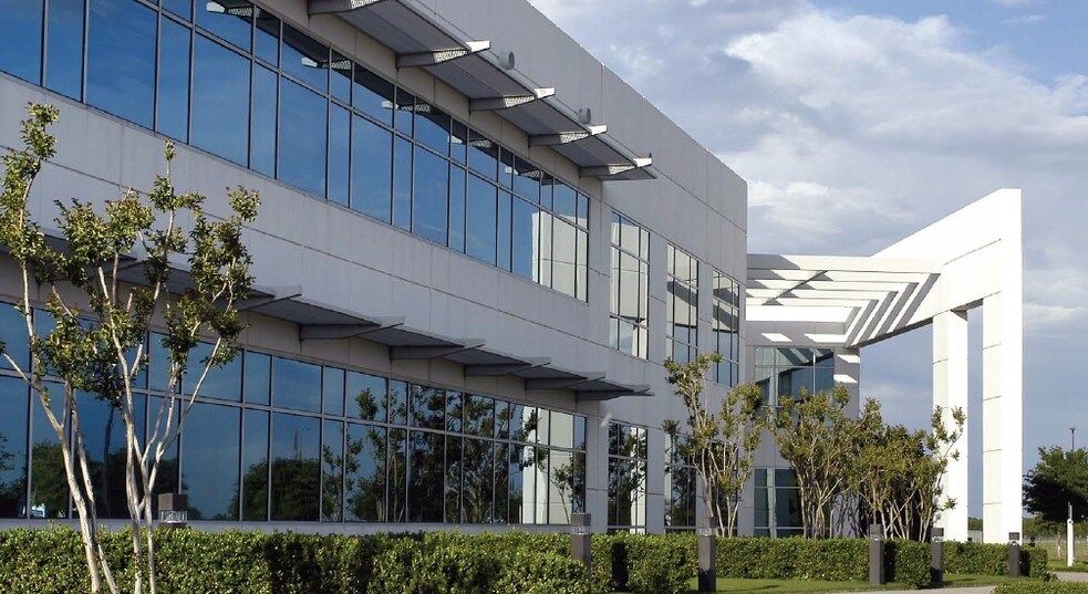 2301 Eagle Pky, Fort Worth, TX à louer - Photo du bâtiment - Image 2 de 20