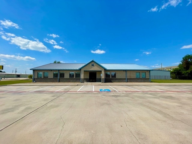 21120 Spring Town Dr, Spring, TX for lease - Building Photo - Image 2 of 16