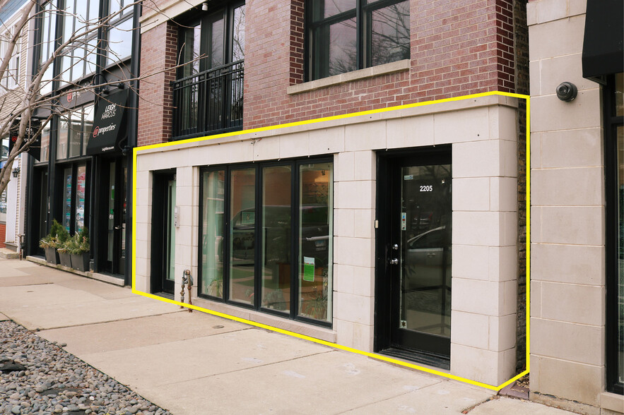 2205 W Roscoe St, Chicago, IL for lease - Building Photo - Image 1 of 25