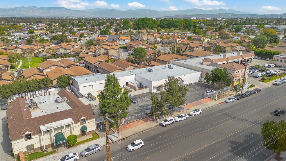 8595 Rosecrans Ave, Paramount, CA à vendre - Photo du bâtiment - Image 2 de 8