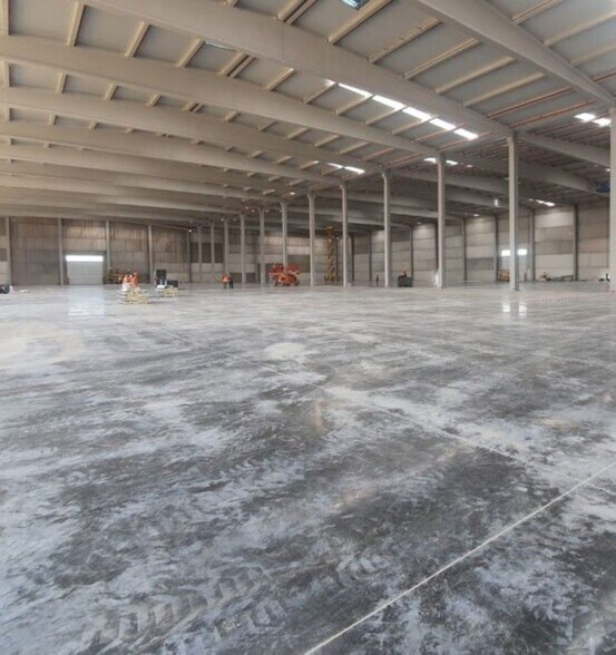 Industrial in Dos Hermanas for lease - Building Photo - Image 2 of 9