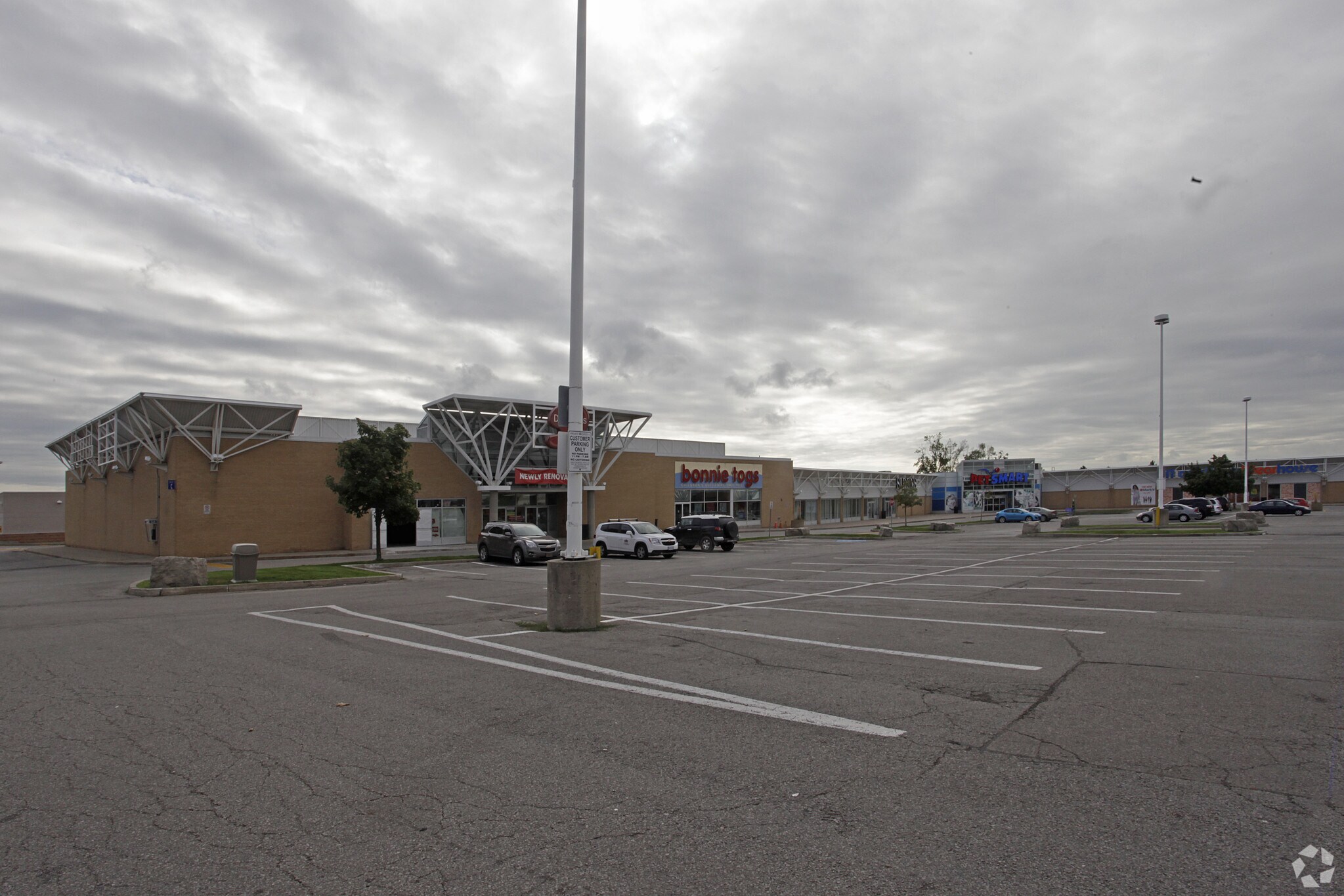 2501-2525 Hyde Park, Oakville, ON for sale Primary Photo- Image 1 of 1