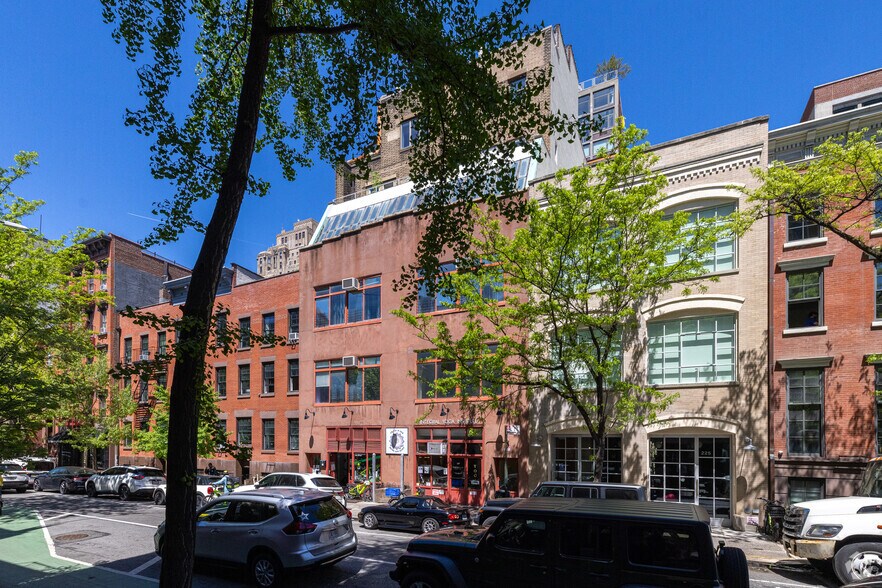 227 W 13th St, New York, NY for sale - Building Photo - Image 2 of 5
