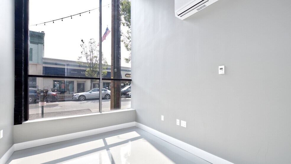 15 Atlantic Ave, Lynbrook, NY à louer - Photo intérieure - Image 2 de 8