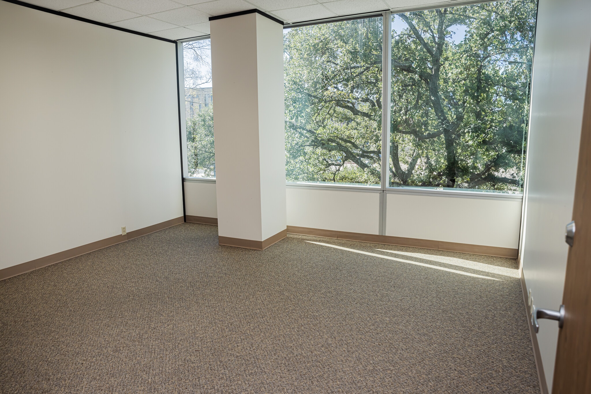 2425 Fountain View Dr, Houston, TX for lease Interior Photo- Image 1 of 4