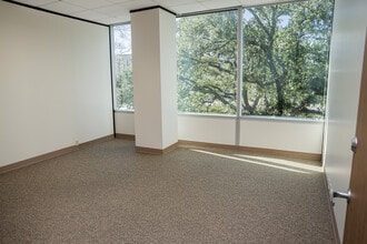 2425 Fountain View Dr, Houston, TX for lease Interior Photo- Image 2 of 4