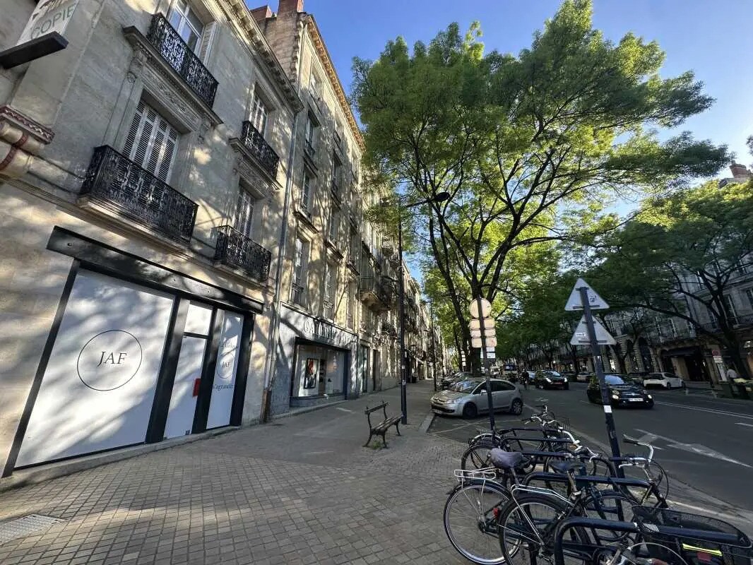 Retail in Bordeaux for lease Building Photo- Image 1 of 4