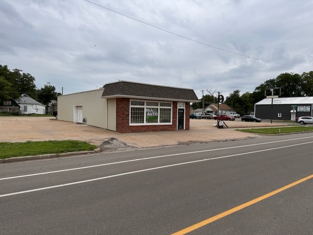 645 N Santa Fe Ave, Salina, KS à louer - Photo du bâtiment - Image 3 de 4