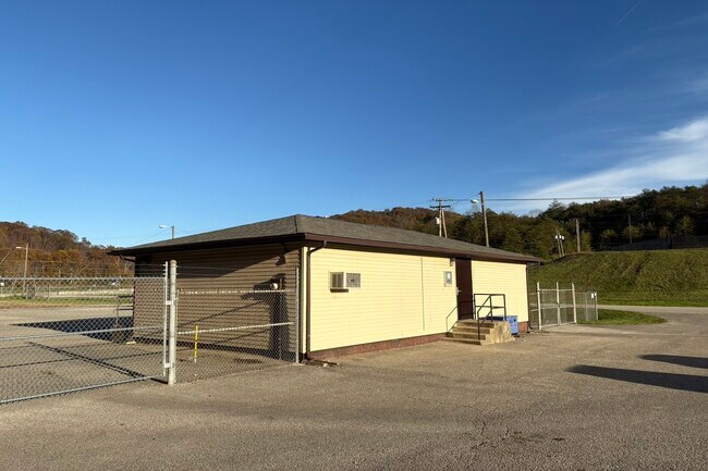 Plus de détails pour 1255 Lakeside Dr, Jackson, KY - Industriel à vendre
