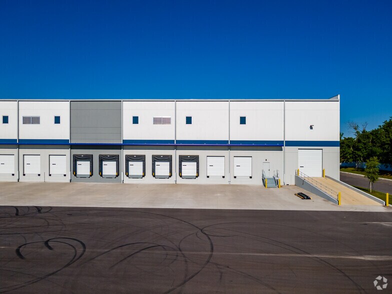 6337 Mango Rd, Seffner, FL à louer - Photo du bâtiment - Image 3 de 17